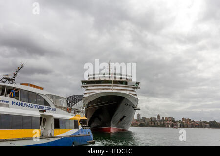 Sydney, Australie. 10 mars 2017. Bateau de croisière Queen Victoria exploités par Cunard est amarré au terminal passagers d'outre-mer à Sydney Circular Quay. Crédit : martin berry/Alamy Live News Banque D'Images