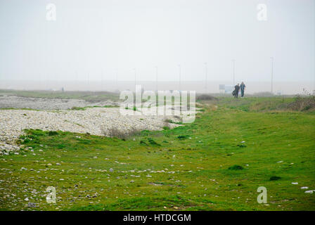 Weymouth et Portland, Dorset, 2017, la hausse des températures fait sea mist, comme les gens de profiter de la plage et du port sur l'image Banque D'Images