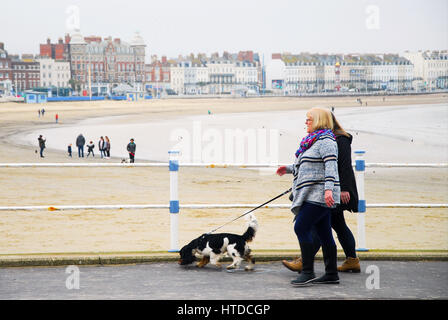 Weymouth et Portland, Dorset, 2017, la hausse des températures fait sea mist, comme les gens de profiter de la plage et du port sur l'image Banque D'Images