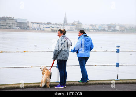 Weymouth et Portland, Dorset, 2017, la hausse des températures fait sea mist, comme les gens de profiter de la plage et du port sur l'image Banque D'Images