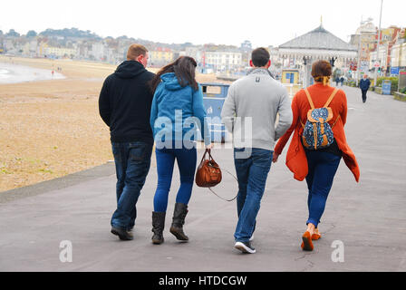 Weymouth et Portland, Dorset, 2017, la hausse des températures fait sea mist, comme les gens de profiter de la plage et du port sur l'image Banque D'Images