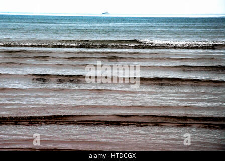 Weymouth et Portland, Dorset, 2017, la hausse des températures fait sea mist, comme les gens de profiter de la plage et du port sur l'image Banque D'Images