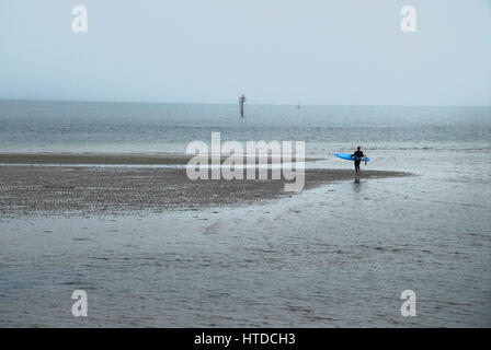 Weymouth et Portland, Dorset, 2017, la hausse des températures fait sea mist, comme les gens de profiter de la plage et du port sur l'image Banque D'Images