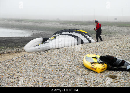 Weymouth et Portland, Dorset, 2017, la hausse des températures fait sea mist, comme les gens de profiter de la plage et du port sur l'image Banque D'Images