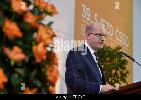 Brno, République tchèque. 10 Mar, 2017. Le premier ministre tchèque, Bohuslav Sobotka, a été réélu président du Parti Social-démocrate (CSSD) au congrès du parti gagner environ 67 pour cent de la voix aujourd'hui à Brno, République tchèque, le 10 mars 2017. Photo : CTK Vaclav Salek/Photo/Alamy Live News Banque D'Images