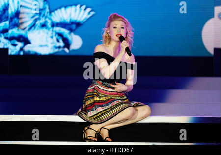 Leipzig, Allemagne. 09Th Mar, 2017. La chanteuse américaine Sarah Jane Scott chanter pendant le spectacle de musique pop schlager comme Schlagerfest "Grosse mit Florian Silbereisen' dans l'arène à Leipzig, Allemagne, 09 mars 2017. Photo : Sebastian Willnow/dpa-Zentralbild/dpa/Alamy Live News Banque D'Images