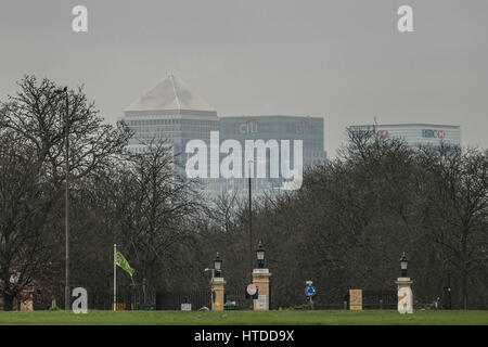 Londres, Royaume-Uni. 10 mars, 2017. Nuage dense sur Blackheath, Londres du sud. Canary Wharf en vue de Blackheath. Credit : claire doherty/Alamy Live News Banque D'Images