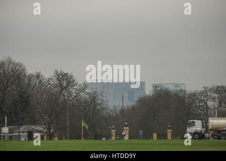 Londres, Royaume-Uni. 10 mars, 2017. Nuage dense sur Blackheath, Londres du sud. Canary Wharf en vue de Blackheath. Credit : claire doherty/Alamy Live News Banque D'Images