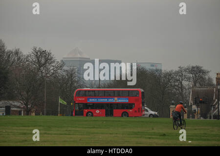 Londres, Royaume-Uni. 10 mars, 2017. Nuage dense sur Blackheath, Londres du sud. Canary Wharf en vue de Blackheath. Credit : claire doherty/Alamy Live News Banque D'Images