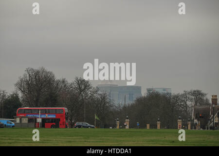 Londres, Royaume-Uni. 10 mars, 2017. Nuage dense sur Blackheath, Londres du sud. Canary Wharf en vue de Blackheath. Credit : claire doherty/Alamy Live News Banque D'Images