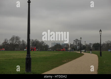 Londres, Royaume-Uni. 10 mars, 2017. Nuage dense sur Blackheath, Londres du sud. Canary Wharf en vue de Blackheath. Credit : claire doherty/Alamy Live News Banque D'Images