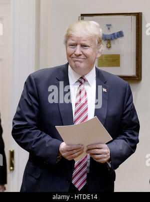 Washington DC, USA. 10 mars 2017. Le Président des Etats-Unis, Donald J. Trump arrive dans la Roosevelt room de la Maison Blanche pour participer à une discussion sur les soins de santé le 10 mars 2017 à Washington, DC. Crédit : Olivier Douliery/Piscine/MediaPunch /CNP via Alamy Live News Banque D'Images