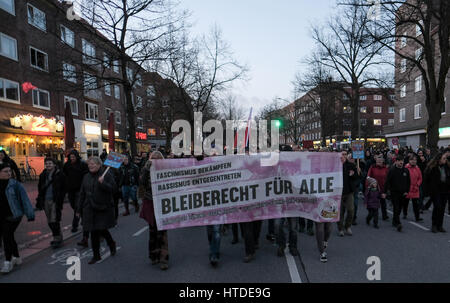 Hambourg, Allemagne. 10 Mar, 2017. Les manifestants qui protestaient avec bannières anti-nazi à Hambourg, Allemagne, 10 mars 2017. Jusqu'à 500 personnes ont manifesté dans la ville hanséatique contre un magasin de la marque Thorsteinar qui est populaire parmi les néonazis. Photo : Axel Heimken/dpa/Alamy Live News Banque D'Images