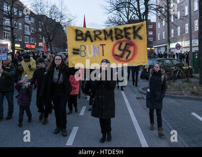 Hambourg, Allemagne. 10 Mar, 2017. Les manifestants qui protestaient avec bannières anti-nazi à Hambourg, Allemagne, 10 mars 2017. Jusqu'à 500 personnes ont manifesté dans la ville hanséatique contre un magasin de la marque Thorsteinar qui est populaire parmi les néonazis. Photo : Axel Heimken/dpa/Alamy Live News Banque D'Images