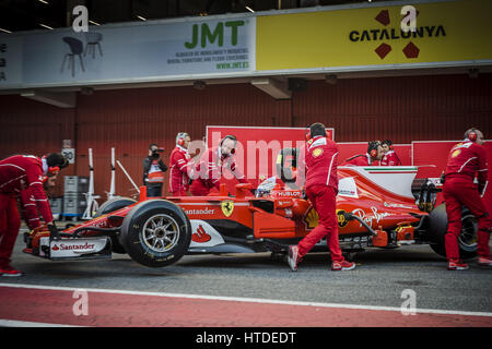 Montmelo, Catalogne, Espagne. 10 Mar, 2017. KIMI RAIKKONEN (FIN) dans sa Ferrari SF70H à l'arrêt au stand au jour 8 de la Formule 1 les essais au Circuit de Catalunya Crédit : Matthias Rickenbach/ZUMA/Alamy Fil Live News Banque D'Images