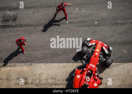 Montmelo, Catalogne, Espagne. 10 Mar, 2017. KIMI RAIKKONEN (FIN) dans sa Ferrari SF70H à l'arrêt au stand au jour 8 de la Formule 1 les essais au Circuit de Catalunya Crédit : Matthias Rickenbach/ZUMA/Alamy Fil Live News Banque D'Images