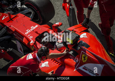 Montmelo, Catalogne, Espagne. 10 Mar, 2017. KIMI RAIKKONEN (FIN) dans sa Ferrari SF70H à l'arrêt au stand au jour 8 de la Formule 1 les essais au Circuit de Catalunya Crédit : Matthias Rickenbach/ZUMA/Alamy Fil Live News Banque D'Images