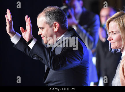 Cologne, Allemagne. 10 mars 2017. Le ministre des sports turc Akif Cagatay Kilic (L) et son épouse à l'AED d'un évènement privé intitulé "Helden unter uns. 15. Juli' le 10 mars 2017 à Cologne, Allemagne. Le titre de l'événement fait référence au 15 juillet 2016 qui était la date de la tentative de coup d'État en Turquie. Photo : Henning Kaiser/dpa/Alamy Live News Banque D'Images