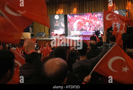 Cologne, Allemagne. 10 mars 2017. Les participants agitant drapeaux turcs lors d'un événement avec le ministre des sports turc Akif Cagatay Kilic intitulée "Helden unter uns. 15. Juli' le 10 mars 2017 à Cologne, Allemagne. Le titre de l'événement fait référence au 15 juillet 2016 qui était la date de la tentative de coup d'État en Turquie. Photo : Henning Kaiser/dpa/Alamy Live News Banque D'Images