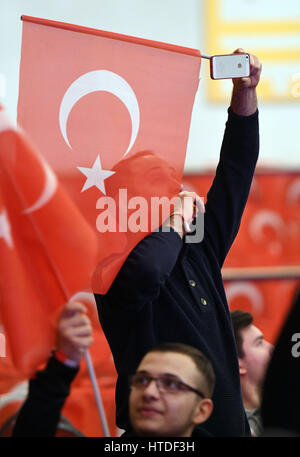 Cologne, Allemagne. 10 mars 2017. Les participants agitant drapeaux turcs lors d'un événement avec le ministre des sports turc Akif Cagatay Kilic intitulée "Helden unter uns. 15. Juli' le 10 mars 2017 à Cologne, Allemagne. Le titre de l'événement fait référence au 15 juillet 2016 qui était la date de la tentative de coup d'État en Turquie. Photo : Henning Kaiser/dpa/Alamy Live News Banque D'Images