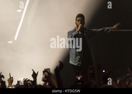 Glasgow, Royaume-Uni. 10 mars, 2017. Chanteur et auteur-compositeur canadien Makkonen Abel Tesfaye, connu sous le, The Weeknd joue sur la scène à l'ETI Hydro, Glasgow. Roberto Ricciuti/Alamy Live News Banque D'Images