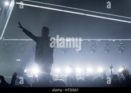 Glasgow, Royaume-Uni. 10 mars, 2017. Chanteur et auteur-compositeur canadien Makkonen Abel Tesfaye, connu sous le, The Weeknd joue sur la scène à l'ETI Hydro, Glasgow. Roberto Ricciuti/Alamy Live News Banque D'Images