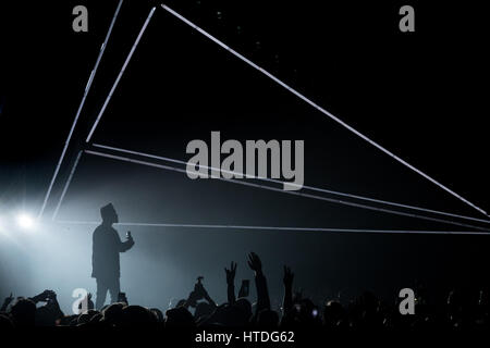 Glasgow, Royaume-Uni. 10 mars, 2017. Chanteur et auteur-compositeur canadien Makkonen Abel Tesfaye, connu sous le, The Weeknd joue sur la scène à l'ETI Hydro, Glasgow. Roberto Ricciuti/Alamy Live News Banque D'Images