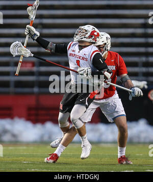 Piscataway, NJ, USA. 10 Mar, 2017. Joe Rutgers Francisco (1) gagne le contrôle de la balle au cours d'une partie de crosse mens NCAA entre les loups de Stony Brook et le Rutgers Scarlet Knights à High Point Solutions Stadium à Piscataway, New Jersey a battu Rutgers Stony Brook 17-4. Mike Langish/Cal Sport Media. Credit : csm/Alamy Live News Banque D'Images