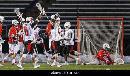 Piscataway, NJ, USA. 10 Mar, 2017. Kieran Rutgers Mullins (4) scores dans le premier trimestre au cours d'une partie de crosse mens NCAA entre les loups de Stony Brook et le Rutgers Scarlet Knights à High Point Solutions Stadium à Piscataway, New Jersey a battu Rutgers Stony Brook 17-4. Mike Langish/Cal Sport Media. Credit : csm/Alamy Live News Banque D'Images