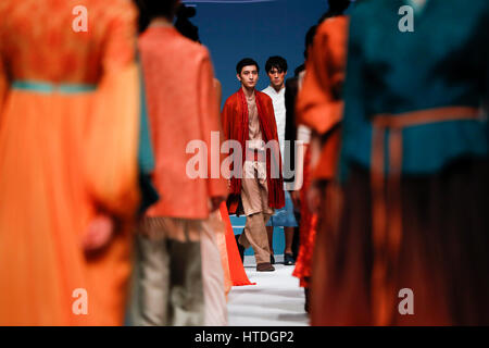 Beijing, Chine. 10 Mar, 2017. Présenter les modèles creations conçu par le Dr Chu Yan à Beijing Institute of Fashion Technology à Beijing, capitale de la Chine, 10 mars 2017. Credit : Shen Bohan/Xinhua/Alamy Live News Banque D'Images