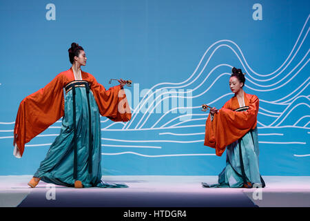 Beijing, Chine. 10 Mar, 2017. Présenter les modèles creations conçu par le Dr Chu Yan à Beijing Institute of Fashion Technology à Beijing, capitale de la Chine, 10 mars 2017. Credit : Shen Bohan/Xinhua/Alamy Live News Banque D'Images