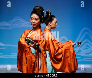 Beijing, Chine. 10 Mar, 2017. Présenter les modèles creations conçu par le Dr Chu Yan à Beijing Institute of Fashion Technology à Beijing, capitale de la Chine, 10 mars 2017. Credit : Shen Bohan/Xinhua/Alamy Live News Banque D'Images