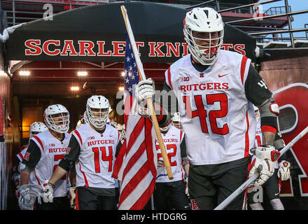 Piscataway, NJ, USA. 10 Mar, 2017. Patrick McCabe Rutgers (42) porte le drapeau sur le terrain avant une partie de crosse mens NCAA entre les loups de Stony Brook et le Rutgers Scarlet Knights à High Point Solutions Stadium à Piscataway, New Jersey a battu Rutgers Stony Brook 17-4. Mike Langish/Cal Sport Media. Credit : csm/Alamy Live News Banque D'Images