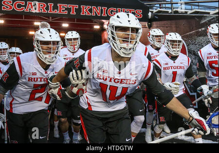 Piscataway, NJ, USA. 10 Mar, 2017. Christian Scarpello Rutgers (14) et ses coéquipiers se rendent sur le terrain avant une partie de crosse mens NCAA entre les loups de Stony Brook et le Rutgers Scarlet Knights à High Point Solutions Stadium à Piscataway, New Jersey a battu Rutgers Stony Brook 17-4. Mike Langish/Cal Sport Media. Credit : csm/Alamy Live News Banque D'Images