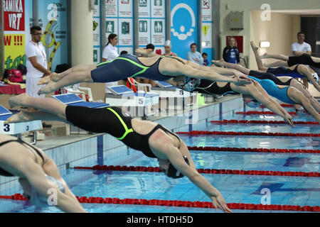 Sarajevo, Sarajevo. 10 Mar, 2017. Les nageurs en compétition au cours de l'hiver de natation Championnat de Bosnie-Herzégovine, à Sarajevo, le 10 mars 2017. Le championnat a débuté le vendredi. Credit : Haris Memija/Xinhua/Alamy Live News Banque D'Images