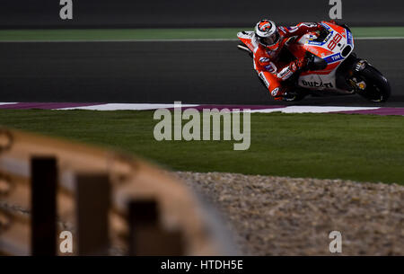 Doha. 10 Mar, 2017. L'équipe Ducati coureur espagnol Jorge Lorenzo prend un virage au cours de l'essai pré-saison sur les 5,380 kilomètres du Circuit International de Losail au Qatar Doha la capitale le 10 mars 2017, l'avenir de Grand Prix du Qatar qui se tiendra du 23 au 26 mars. Credit : Nikku/Xinhua/Alamy Live News Banque D'Images