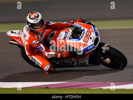 Doha. 10 Mar, 2017. L'équipe Ducati coureur espagnol Jorge Lorenzo oriente son vélo au cours de l'essai pré-saison sur les 5,380 kilomètres du Circuit International de Losail au Qatar Doha la capitale le 10 mars 2017, l'avenir de Grand Prix du Qatar qui se tiendra du 23 au 26 mars. Credit : Nikku/Xinhua/Alamy Live News Banque D'Images