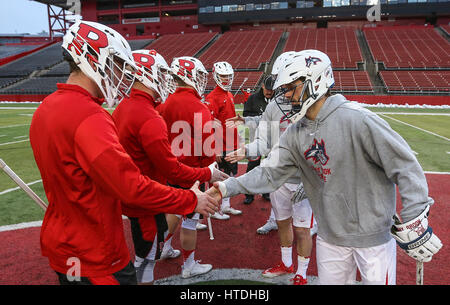 Piscataway, NJ, USA. 10 Mar, 2017. Equipes une poignée de main après le tirage au sort devant une partie de crosse mens NCAA entre les loups de Stony Brook et le Rutgers Scarlet Knights à High Point Solutions Stadium à Piscataway, New Jersey a battu Rutgers Stony Brook 17-4. Mike Langish/Cal Sport Media. Credit : csm/Alamy Live News Banque D'Images