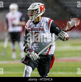 Piscataway, NJ, USA. 10 Mar, 2017. Heninburg Jules Rutgers (7) a l'air de faire une pièce de théâtre qu'elle commence à la neige durant une partie de crosse mens NCAA entre les loups de Stony Brook et le Rutgers Scarlet Knights à High Point Solutions Stadium à Piscataway, New Jersey a battu Rutgers Stony Brook 17-4. Mike Langish/Cal Sport Media. Credit : csm/Alamy Live News Banque D'Images