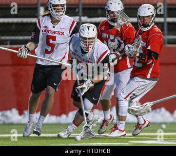 Piscataway, NJ, USA. 10 Mar, 2017. Alex Rutgers Bronzo (13) court dans la balle lors d'une partie de crosse mens NCAA entre les loups de Stony Brook et le Rutgers Scarlet Knights à High Point Solutions Stadium à Piscataway, New Jersey a battu Rutgers Stony Brook 17-4. Mike Langish/Cal Sport Media. Credit : csm/Alamy Live News Banque D'Images