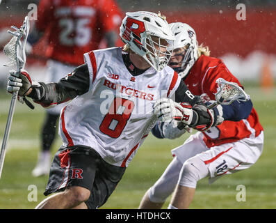 Piscataway, NJ, USA. 10 Mar, 2017. Connor Murphy Rutgers (8) s'efforce de conduire au net pendant une partie de crosse mens NCAA entre les loups de Stony Brook et le Rutgers Scarlet Knights à High Point Solutions Stadium à Piscataway, New Jersey a battu Rutgers Stony Brook 17-4. Mike Langish/Cal Sport Media. Credit : csm/Alamy Live News Banque D'Images