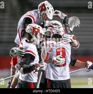 Piscataway, NJ, USA. 10 Mar, 2017. Coéquipiers célèbrent un but lors d'une partie de crosse mens NCAA entre les loups de Stony Brook et le Rutgers Scarlet Knights à High Point Solutions Stadium à Piscataway, New Jersey a battu Rutgers Stony Brook 17-4. Mike Langish/Cal Sport Media. Credit : csm/Alamy Live News Banque D'Images