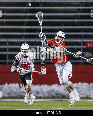 Piscataway, NJ, USA. 10 Mar, 2017. Stony Brooks Matt Robison (33) passe le ballon pendant une partie de crosse mens NCAA entre les loups de Stony Brook et le Rutgers Scarlet Knights à High Point Solutions Stadium à Piscataway, New Jersey a battu Rutgers Stony Brook 17-4. Mike Langish/Cal Sport Media. Credit : csm/Alamy Live News Banque D'Images