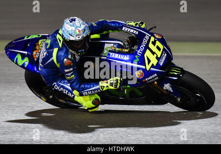 Doha. 10 Mar, 2017. Movistar Yamaha de MotoGP pilote italien Valentino Rossi oriente son vélo au cours de l'essai pré-saison sur les 5,380 kilomètres du Circuit International de Losail au Qatar Doha la capitale le 10 mars 2017, l'avenir de Grand Prix du Qatar qui se tiendra du 23 au 26 mars. Credit : Nikku/Xinhua/Alamy Live News Banque D'Images