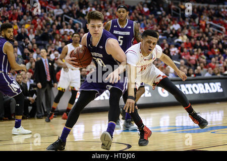 Washington, DC, USA. 10 Mar, 2017. Le nord-ouest de Guard BRYANT MCINTOSH (30) maintient le Maryland Guard ANTHONY COWAN (0) à partir de la balle au cours de la partie tenue à l'Verizon Center à Washington, DC. Credit : Amy Sanderson/ZUMA/Alamy Fil Live News Banque D'Images