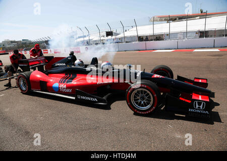 Saint Petersburg, Florida, USA. Mar 9, 2017. EVE EDELHEIT | fois.Wilma Pos, 87 de Clearwater beach rides derrière Mario Andretti pilote retraité dans l'IndyCar 2 places Ride au Firestone Grand Prix de Saint Pétersbourg au cours de la piste de course Indy le Jeudi, Mars 9, 2017. Les participants ont été en mesure de rouler dans l'IndyCar 2 places Ride ou un pace car une fois autour du Grand Prix de Firestone de Saint-Pétersbourg. Certains des participants ont été en mesure d'avoir pris sa retraite comme Mario Andretti pilote leur pilote. Credit : Eve Edelheit/Tampa Bay Times/ZUMA/Alamy Fil Live News Banque D'Images