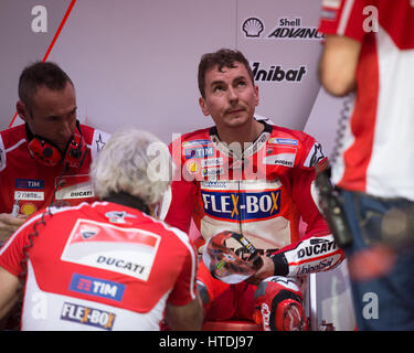 Le circuit de Losail, au Qatar. 10 mars 2017. Jorge Lorenzo qui fait de la moto pour Ducati dans le garage pendant la première journée de la MotoGP Qatar winter Crédit : Tom Morgan test/Alamy Live News Banque D'Images