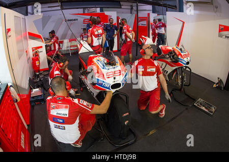 Le circuit de Losail, au Qatar. 10 mars 2017. La Ducati Team garage de Jorge Lorenzo au cours de la première journée du test MotoGP Qatar winter Crédit : Tom Morgan/Alamy Live News Banque D'Images