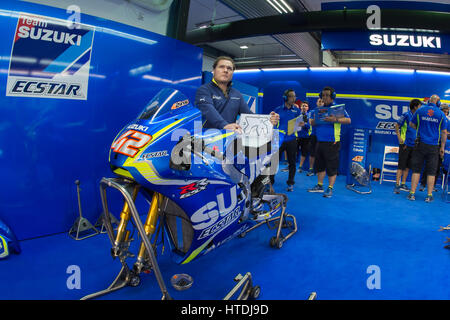 Le circuit de Losail, au Qatar. 10 mars 2017. L'équipe Suzuki garage d'Alex rin pendant le premier jour de la MotoGP Qatar winter Crédit : Tom Morgan test/Alamy Live News Banque D'Images