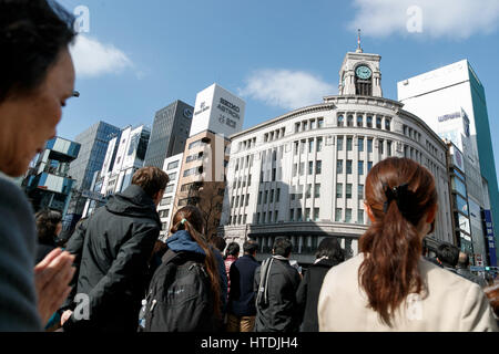 Les gens prennent part à un moment de silence à 2:46 h le sixième anniversaire du grand séisme de l'Est du Japon et le tsunami à Ginza le 11 mars 2017, Tokyo, Japon. 2017 marque le sixième anniversaire du séisme et tsunami qui a tué des milliers de personnes et a conduit à la crise nucléaire de Fukushima. Credit : Rodrigo Reyes Marin/AFLO/Alamy Live News Banque D'Images